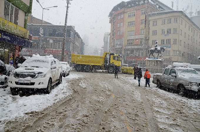 Hakkari'de kar yağışı ulaşımı etkiledi 22