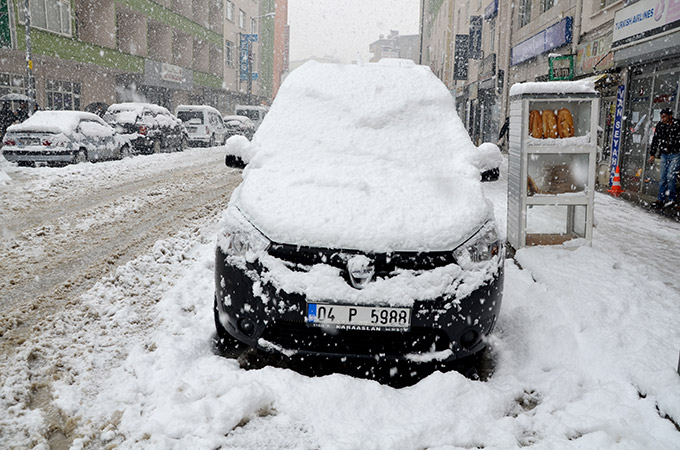 Hakkari'de kar yağışı ulaşımı etkiledi 23