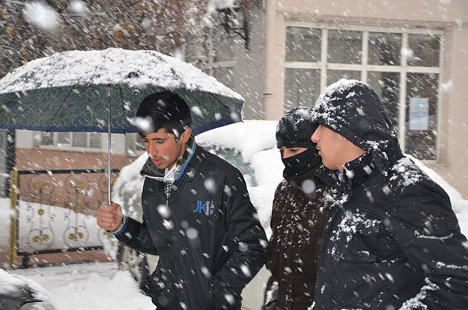 Hakkari'de kar yağışı ulaşımı etkiledi 24
