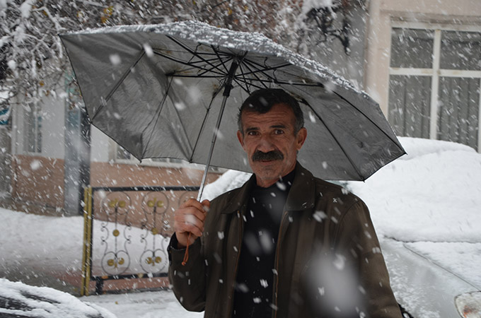 Hakkari'de kar yağışı ulaşımı etkiledi 25