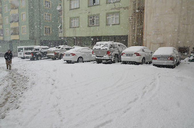 Hakkari'de kar yağışı ulaşımı etkiledi 27