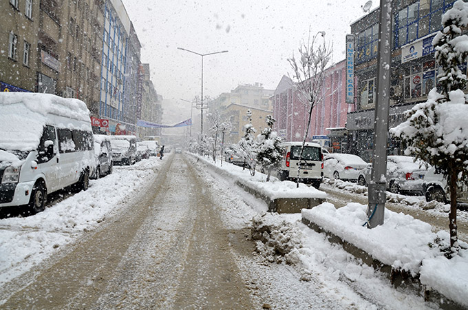 Hakkari'de kar yağışı ulaşımı etkiledi 28