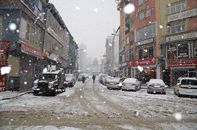 Hakkari'de kar yağışı ulaşımı etkiledi 29