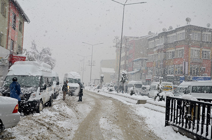 Hakkari'de kar yağışı ulaşımı etkiledi 30