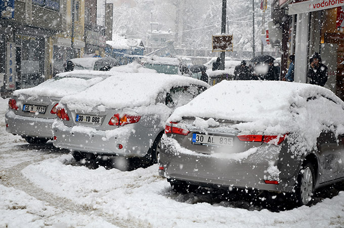 Hakkari'de kar yağışı ulaşımı etkiledi 31