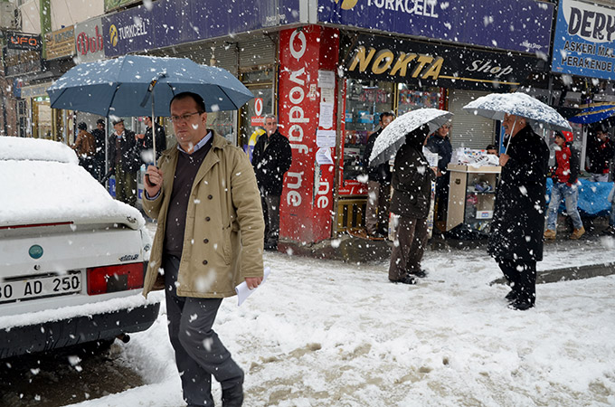 Hakkari'de kar yağışı ulaşımı etkiledi 32