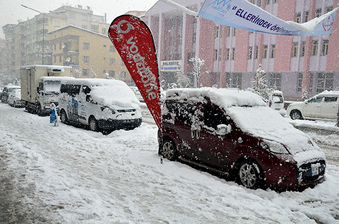 Hakkari'de kar yağışı ulaşımı etkiledi 33