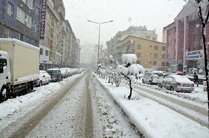 Hakkari'de kar yağışı ulaşımı etkiledi 34