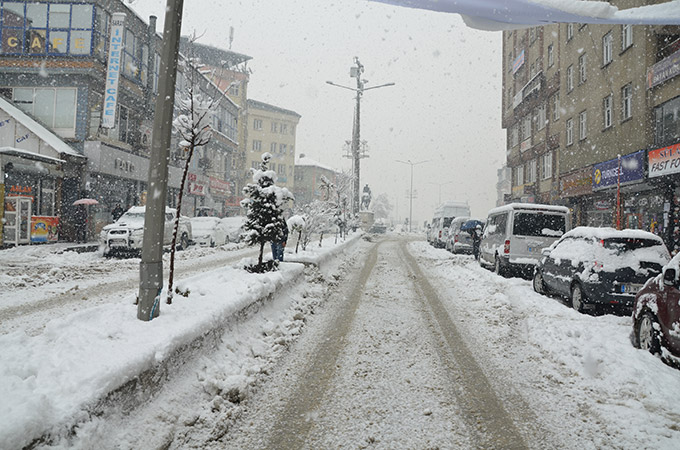 Hakkari'de kar yağışı ulaşımı etkiledi 35