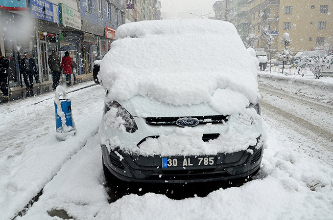 Hakkari'de kar yağışı ulaşımı etkiledi 36