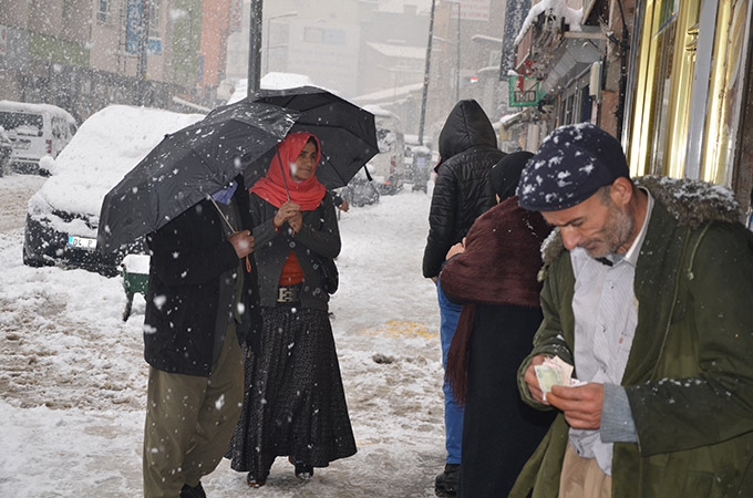 Hakkari'de kar yağışı ulaşımı etkiledi 38
