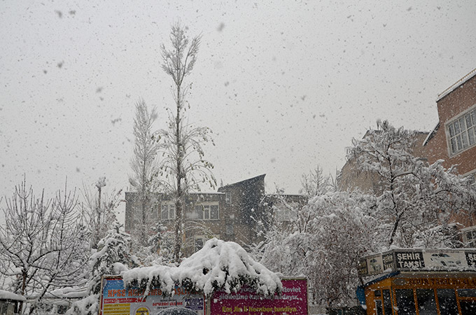 Hakkari'de kar yağışı ulaşımı etkiledi 39