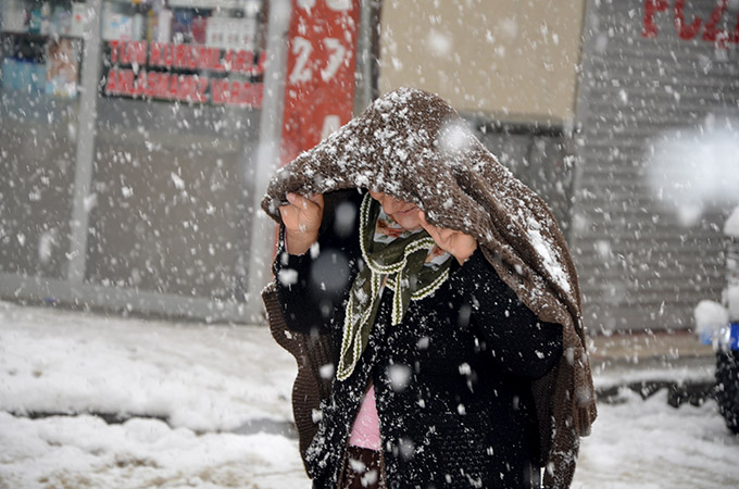 Hakkari'de kar yağışı ulaşımı etkiledi 4
