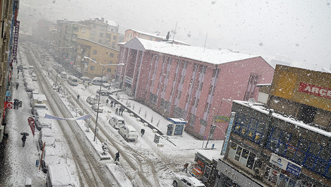Hakkari'de kar yağışı ulaşımı etkiledi 40