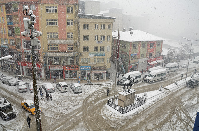Hakkari'de kar yağışı ulaşımı etkiledi 41