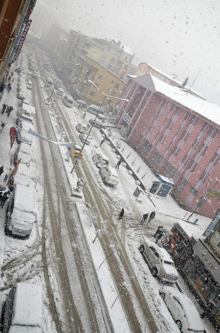 Hakkari'de kar yağışı ulaşımı etkiledi 42