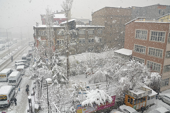 Hakkari'de kar yağışı ulaşımı etkiledi 43