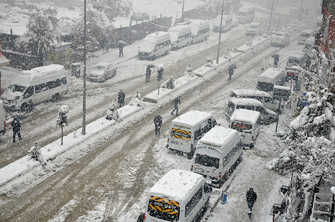 Hakkari'de kar yağışı ulaşımı etkiledi 44