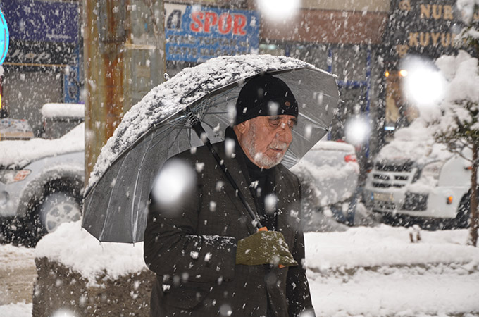 Hakkari'de kar yağışı ulaşımı etkiledi 5