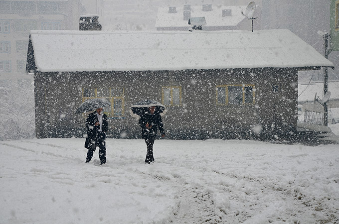 Hakkari'de kar yağışı ulaşımı etkiledi 6