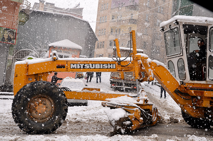 Hakkari'de kar yağışı ulaşımı etkiledi 7