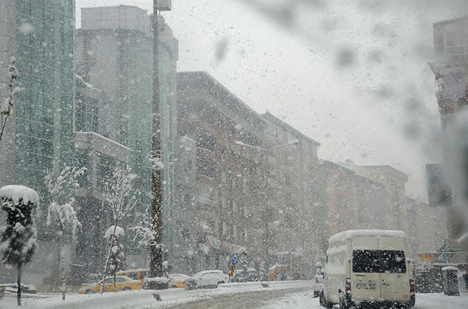 Hakkari'de kar yağışı ulaşımı etkiledi 8