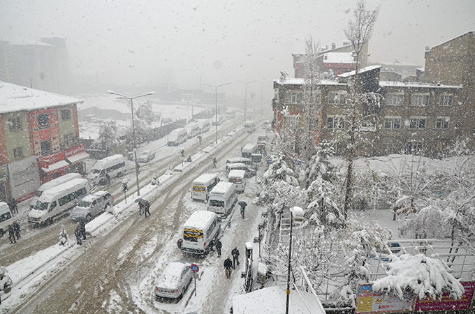 Hakkari'de kar yağışı ulaşımı etkiledi 9