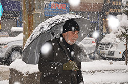Hakkari'de kar yağışı ulaşımı etkiledi