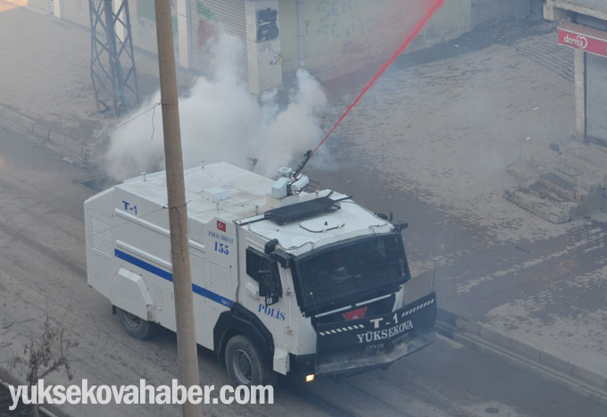 Yüksekova'da gerginlik: 1 yaralı - 06-12-2014 - foto galeri 18