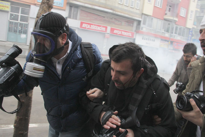 Hakkari'de HDP öncülüğünde düzenlenen yürüyüşün ardından gerginlik çıktı 15