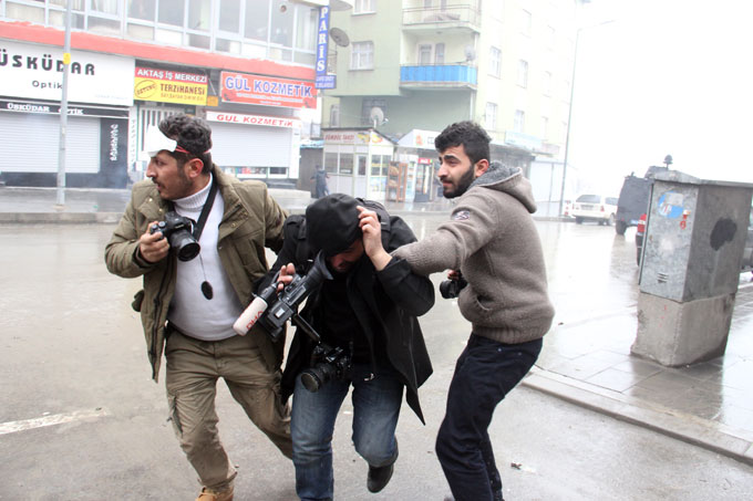 Hakkari'de HDP öncülüğünde düzenlenen yürüyüşün ardından gerginlik çıktı 16
