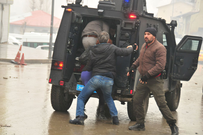 Hakkari'de HDP öncülüğünde düzenlenen yürüyüşün ardından gerginlik çıktı 2