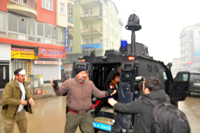 Hakkari'de HDP öncülüğünde düzenlenen yürüyüşün ardından gerginlik çıktı 7