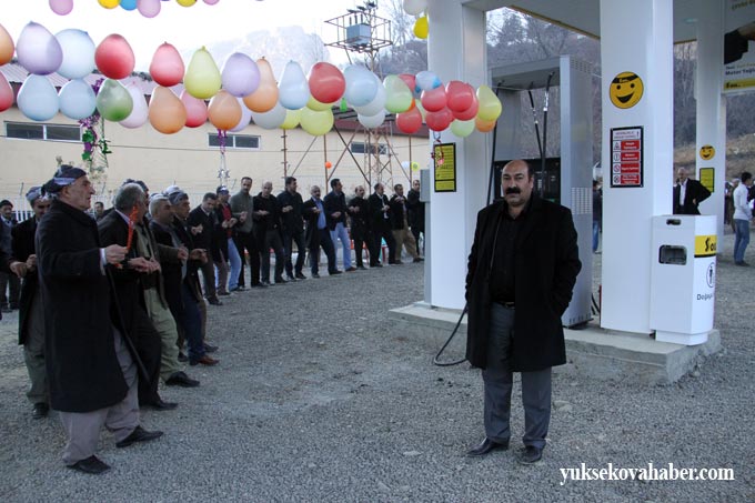 Şemdinli'de halaylı akaryakıt istasyonu açılışı 19