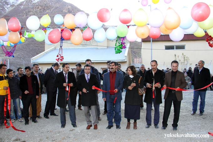 Şemdinli'de halaylı akaryakıt istasyonu açılışı 7