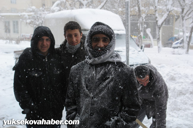 Hakkari ve Yüksekova'da kar yağışı 18