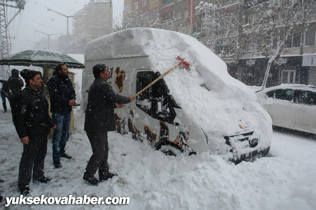 Hakkari ve Yüksekova'da kar yağışı 25