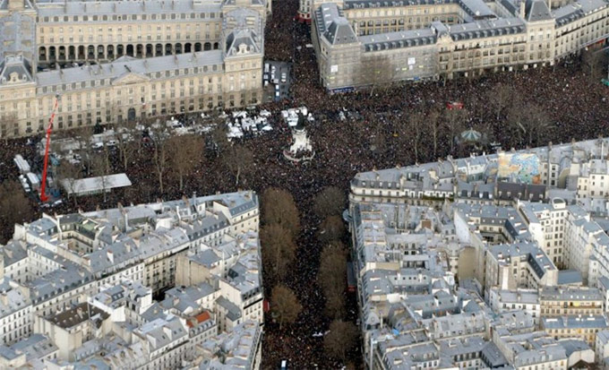 Paris'te tarihi yürüyüş: Milyonlar alanlara çıktı 1