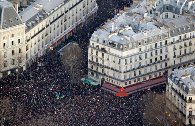 Paris'te tarihi yürüyüş: Milyonlar alanlara çıktı 6