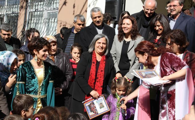 Diyarbakır ve Yüksekova'da Kürtçe okulda karne sevinci 2