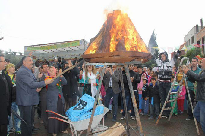Çukurova'da yüzbinler Newroz ateşini yaktı 1