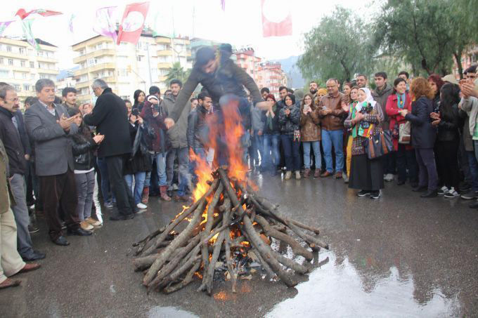 Çukurova'da yüzbinler Newroz ateşini yaktı 16