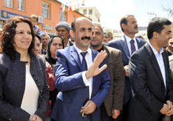 Çukurca'da HDP adaylarına coşkulu karşılama