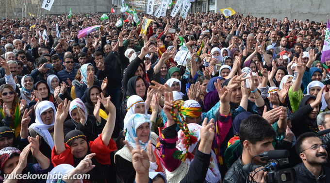 Yüksekova'da HDP adaylarına coşkulu karşılamadan kareler - 17-04-2015 19