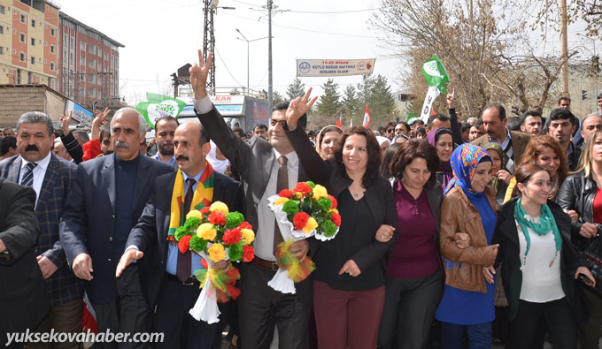 Yüksekova'da HDP adaylarına coşkulu karşılamadan kareler - 17-04-2015 2