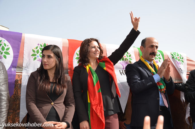Yüksekova'da HDP adaylarına coşkulu karşılamadan kareler - 17-04-2015 24