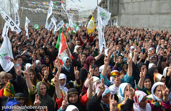Yüksekova'da HDP adaylarına coşkulu karşılamadan kareler - 17-04-2015 30