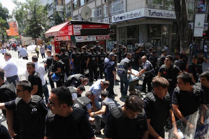 Polis SGDF'lilerin taziyesine saldırdı: 8 gözaltı 5