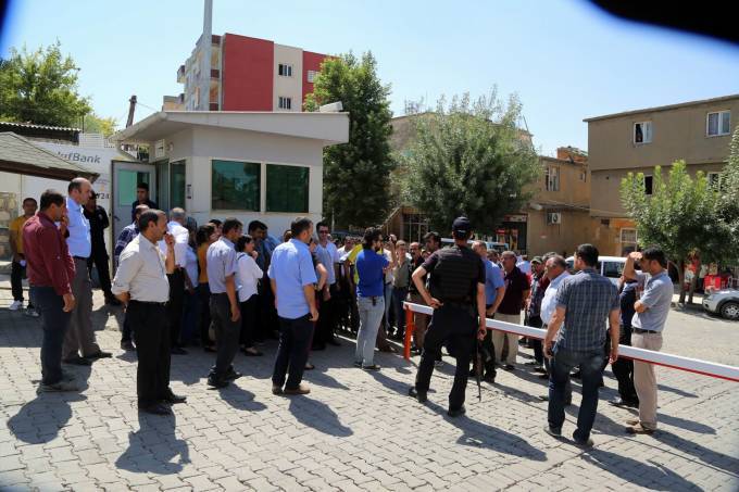 HDP ve DBP'li seçilmişler Mardin Valiliği önüne oturma eylemi başla 10