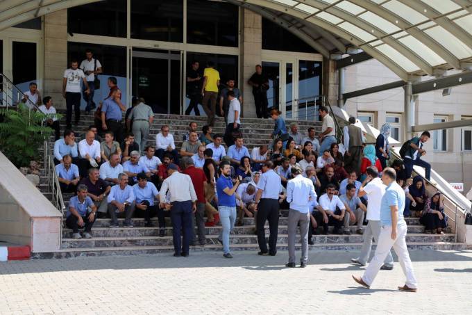 HDP ve DBP'li seçilmişler Mardin Valiliği önüne oturma eylemi başla 12
